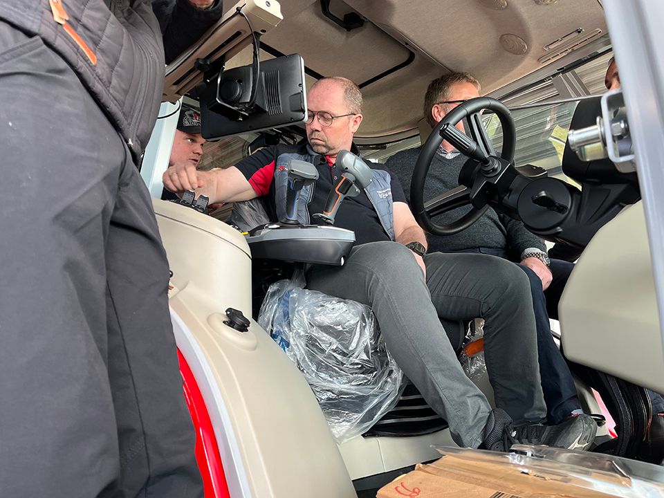 Dansk Maskincenter Massey Ferguson 7s Serie Salgstr&aelig;ning