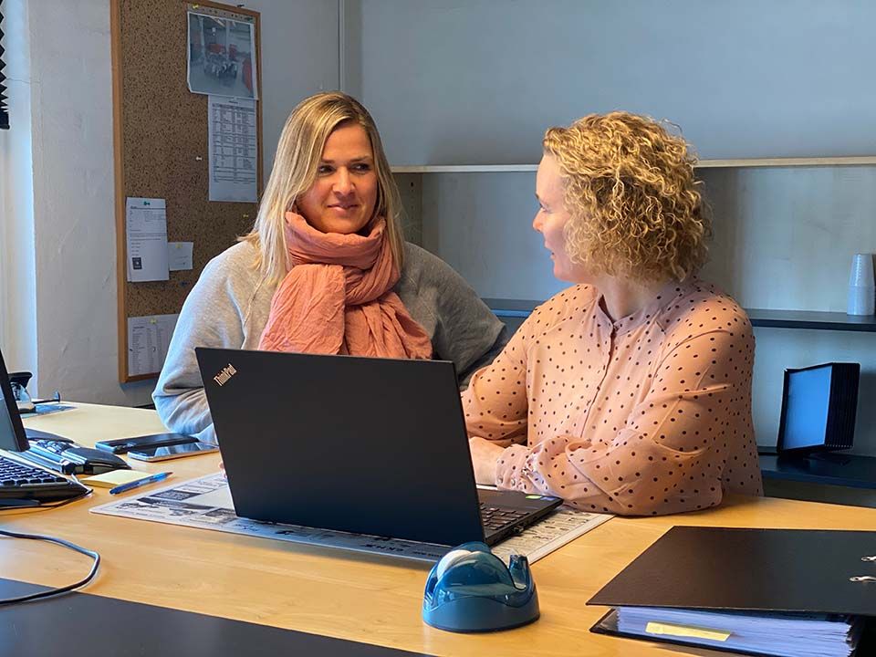 Dansk Maskincenter Administration &Oslash;konomi