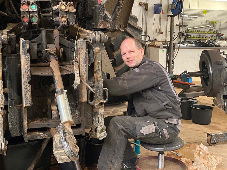 Dansk Maskincenter V&aelig;rksted Reparation Massey Ferguson